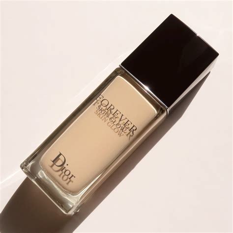 is dior forever skin glow oil, water, or silicone